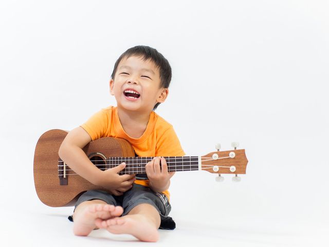 061827200_1543206008-Berapa-Usia-Ideal-Si-Kecil-Belajar-Musik-By-HTU-shutterstock