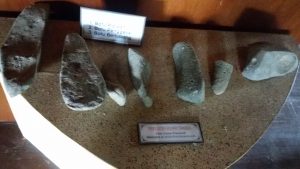1. Batu pipisan 2. Batu pengerik 3. Batu berlubang 