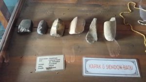 Kapak dan sendok batu asal: : Lampung Tengah Kec. Batang hari, periode: prasejarah, Pemilik: Sudarman, status: Titipan