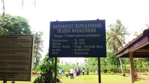 Tradisi Megalitikum Fungsi: tempat Upacara Pemujaan Diketemukan Tahun 1957, dipugar tahun 1978, Ukuran Menhir: Tinggi: 205 cm, 