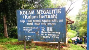 Kolam Megalitik (Kolam Bertuah) Diketemukan sekitar tahun 1957, dipugar tahun 1980 Isi Kolam: 1) Batu berlubang; 2) Batu Bergores