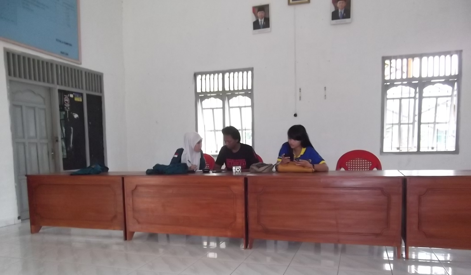 Suasana di Balai Kampung dekat kantor Kecamatan Lambu Kibang