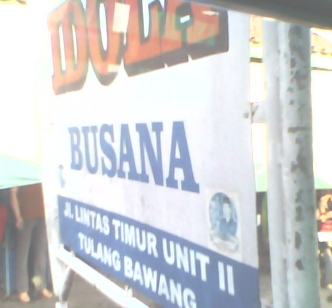 Di depan Toko Dola Busana ini bis Puspa jurusan Bandar Lampung ngetem